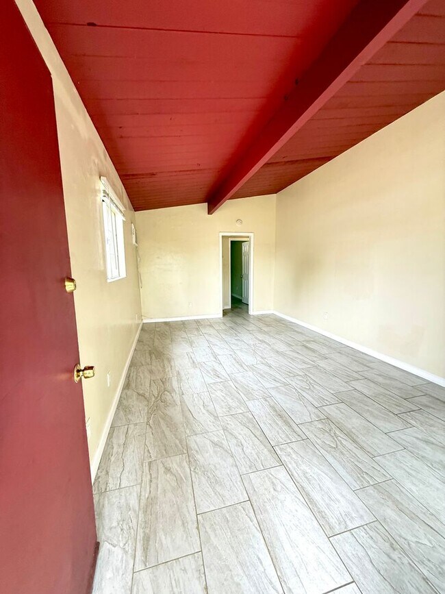 Building Photo - Charming 2-Bedroom Corner Lot Duplex Home in Clairemont with Private Yard!