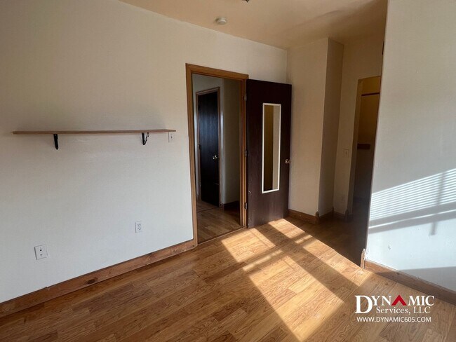 Building Photo - 641 S Dakota Ave