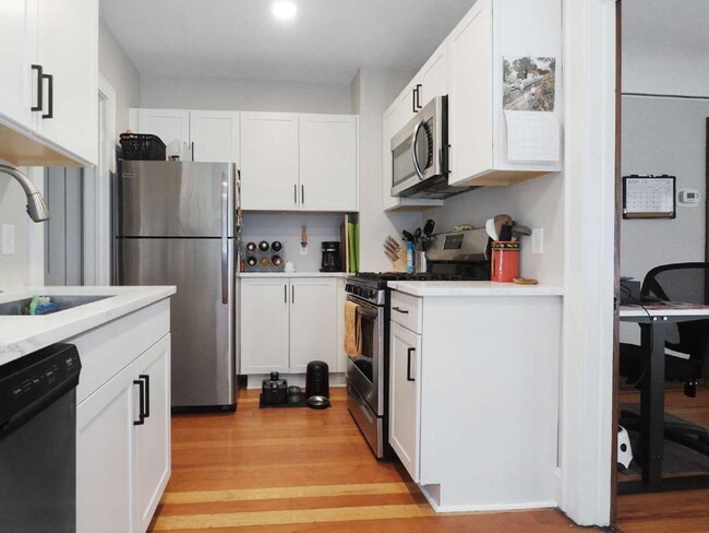 Building Photo - 1-Bedroom Side by Side Duplex in South Min...