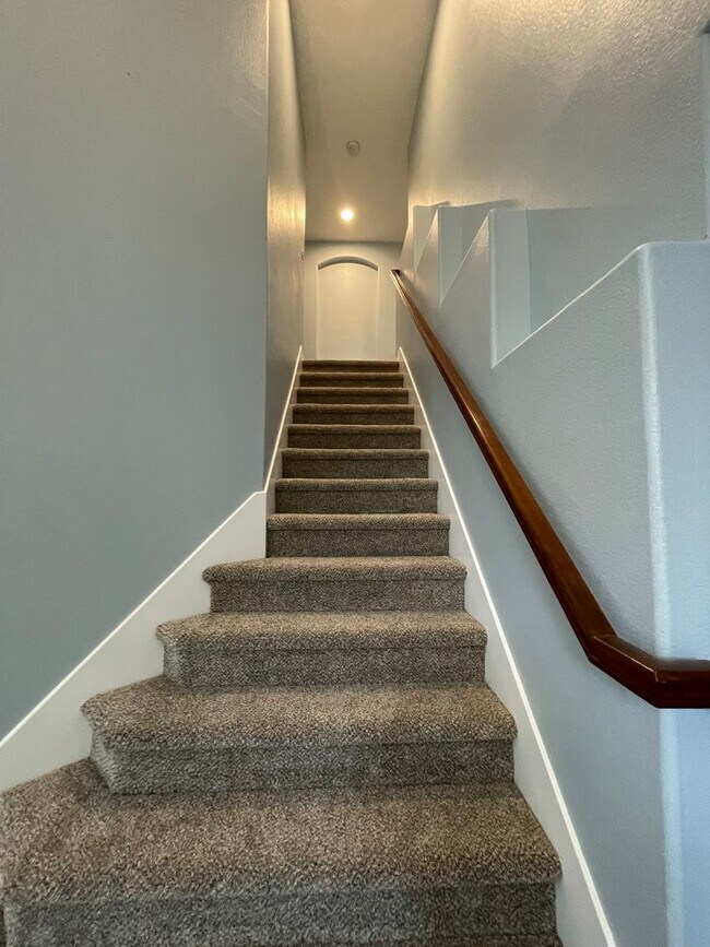 Building Photo - Freshly Updated & Move-In Ready
