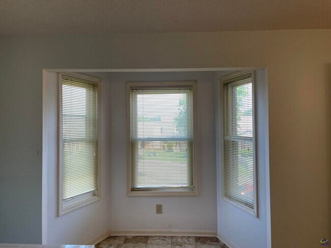 Building Photo - 104 Williamsburg Ave