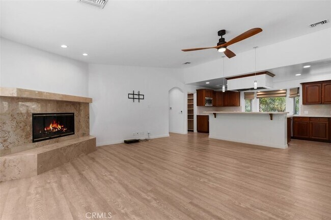 Building Photo - 600 Cliff Dr