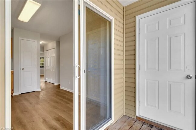 Building Photo - AVAILABLE NOW!