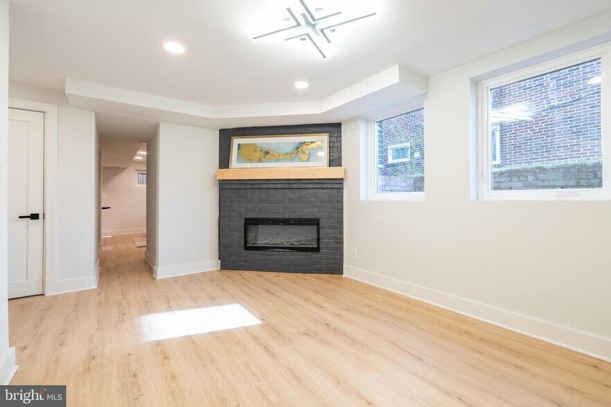 Building Photo - 113 Madison St NW