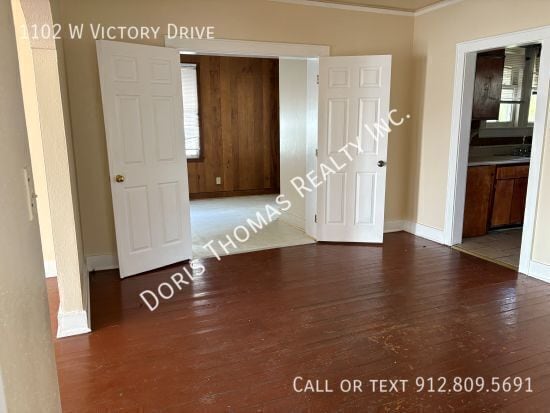 Building Photo - 1102 W Victory Dr