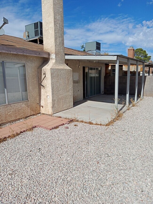 Building Photo - Welcome to this cozy 3-bedroom, 2-bathroom home!