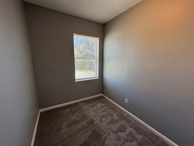 Building Photo - Near Eastside 3 Bedroom 2 Bath with Central air