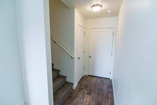 Building Photo - THE LOCHS! Gorgeous Townhome