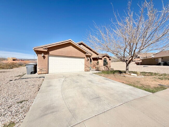 Building Photo - Charming 3 Bed 2 Bath + DEN/OFFICE Area!