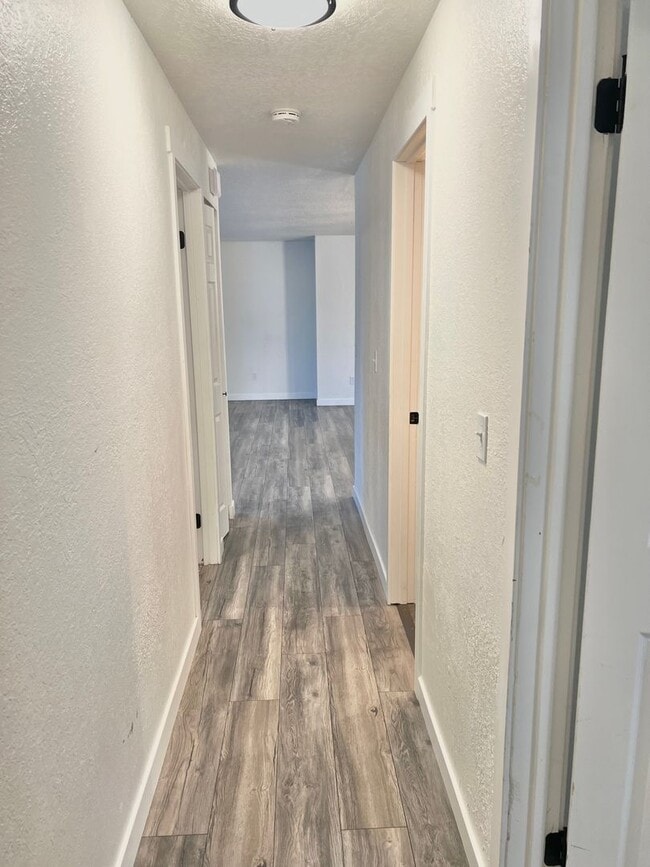 Building Photo - AVAILABLE NOW! 3BD 1.75 BATH SINGLE STORY HOME LARGE CORNER LOT