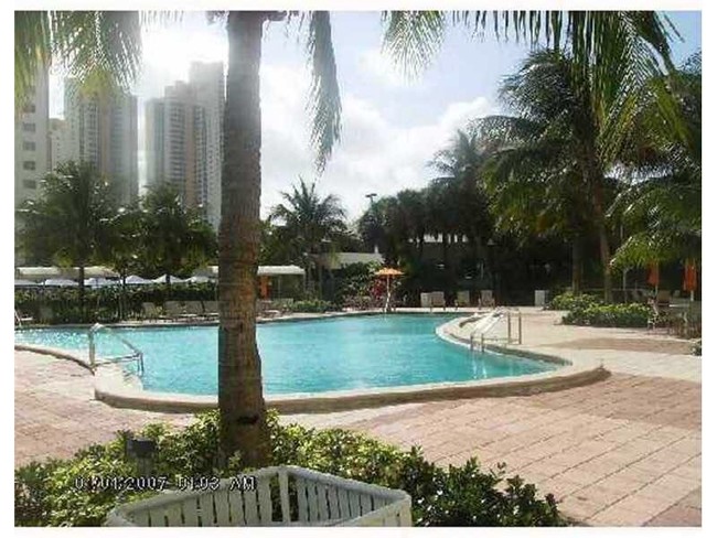 huge heated pool facing intracoastal water - 19390 Collins Ave