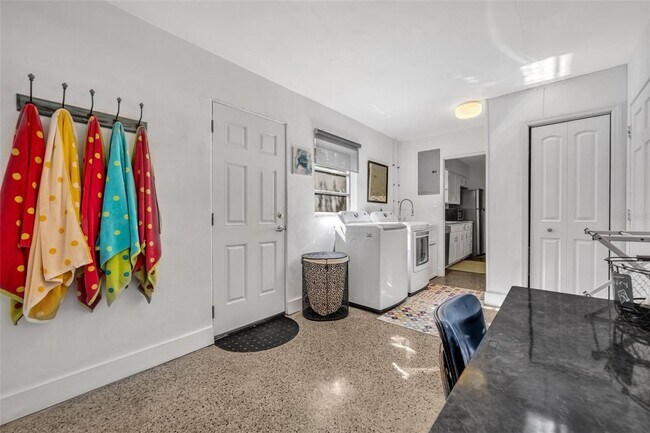 Building Photo - Fabulous pool home in Winter Park!