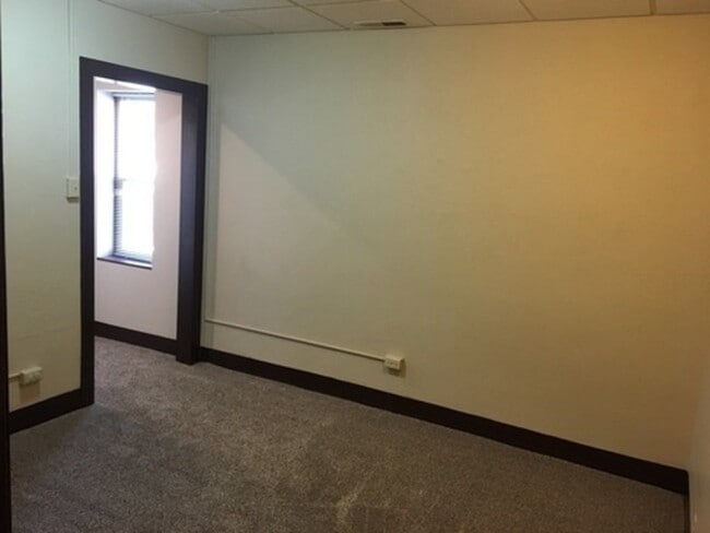 Building Photo - 5402 S 77th St