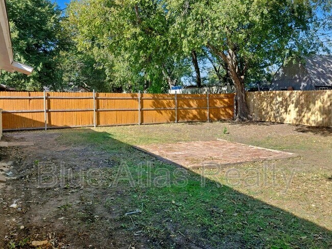 Building Photo - 1613 Continental Dr