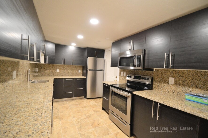 Building Photo - 73 Thatcher St