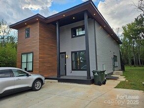 Building Photo - 1002 Crawford Rd