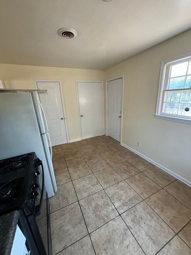 Building Photo - Charming 3 Bed, 1 Bath Home | Available June 22