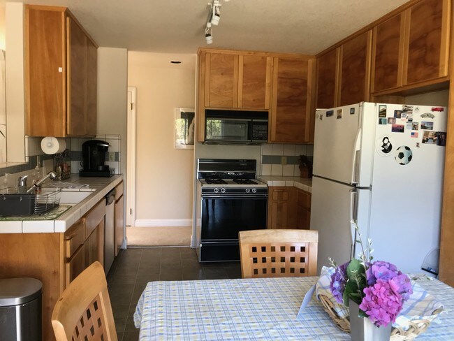 Well stocked kitchen - 1375 San Luis Ave