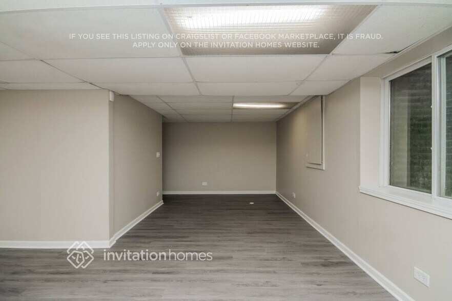 Building Photo - 1941 Royal Ln