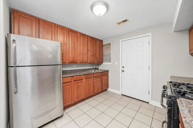 Building Photo - Charming 2BR Garden Unit in Bronzeville