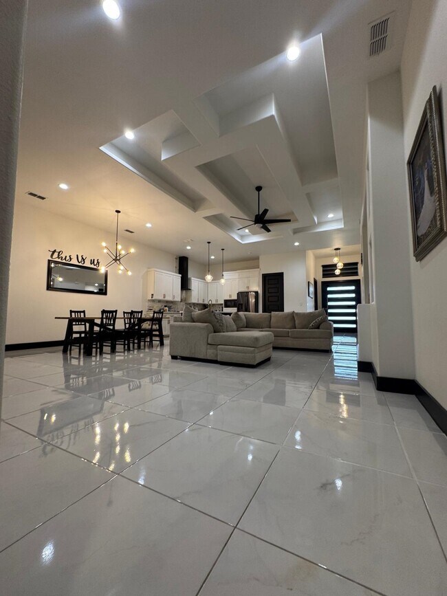 Building Photo - 421 Placido Dr