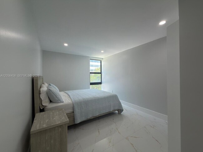 Building Photo - 1800 Collins Ave