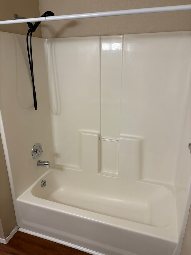 Building Photo - MP149 - 1014-1016 E Crown Ave