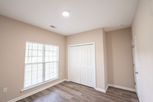 Building Photo - 10 Arbors Cir