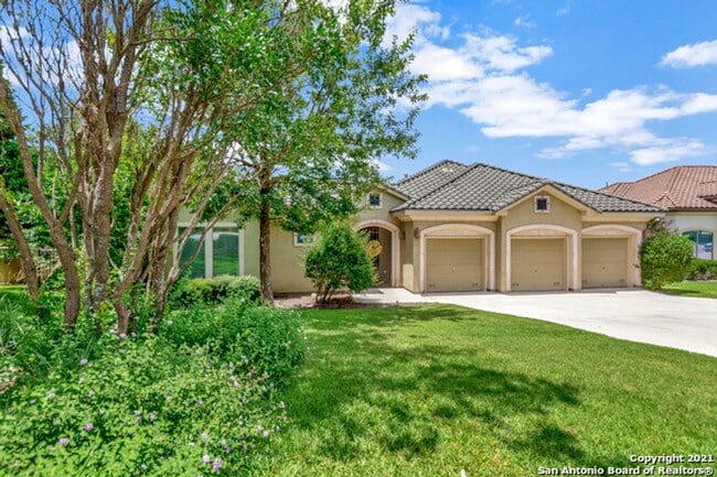 Building Photo - 4 Bedroom/4 Bath Champion Ridge Subdivision