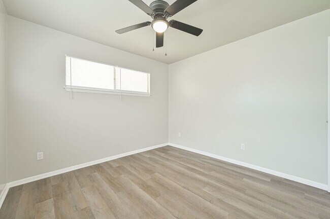 Building Photo - 1021 W Woodcrest Dr