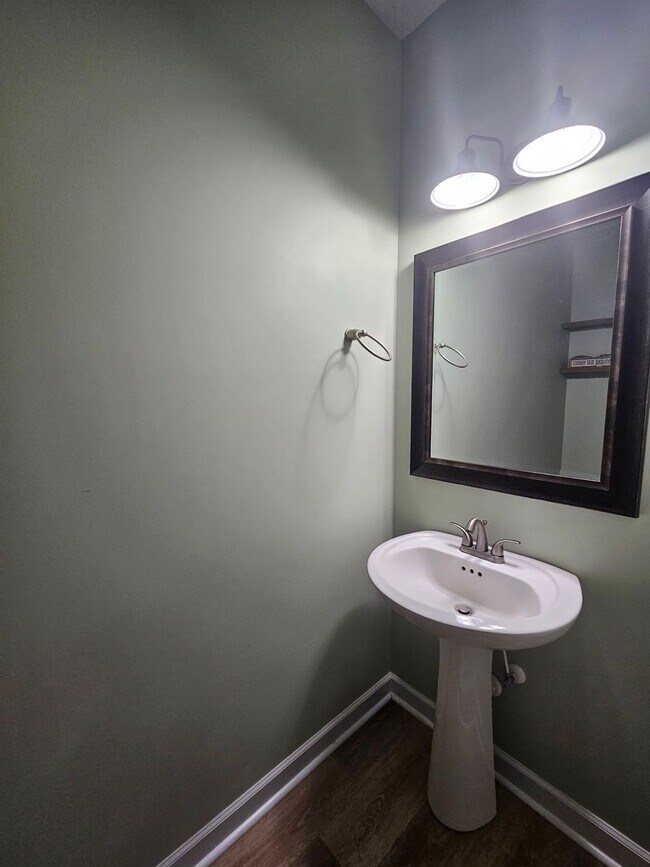Building Photo - Spacious & Renovated 3 Bed Townhome w/ Garage