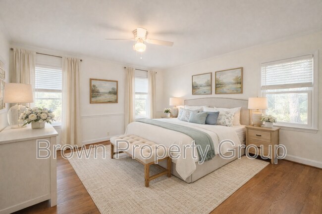 Building Photo - 2522 Mirror Lake Dr