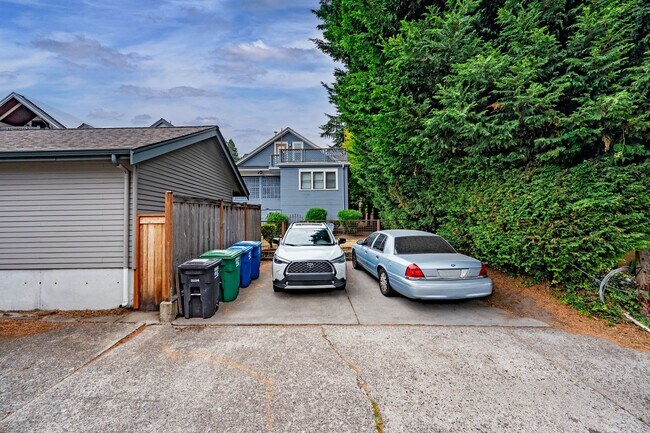 Building Photo - 1509 10th Ave W