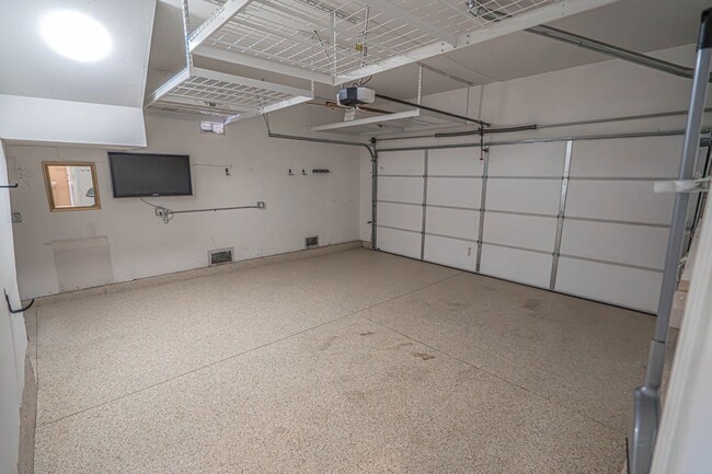Building Photo - Charming 2-Bedroom Townhome in Valencia with Backyard & Community Amenities!