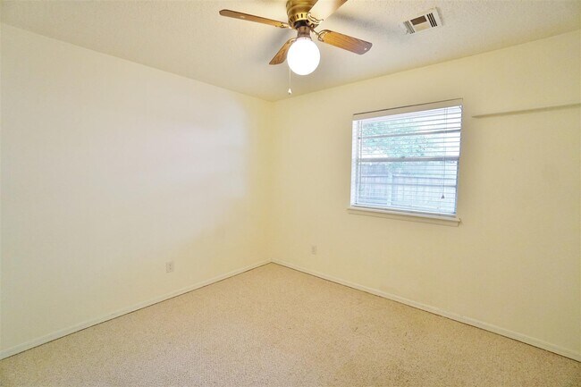 Building Photo - Cute 3 bed, 2 bath home near campus