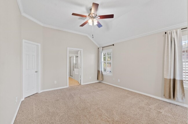 Building Photo - 1118 Enclave Square E
