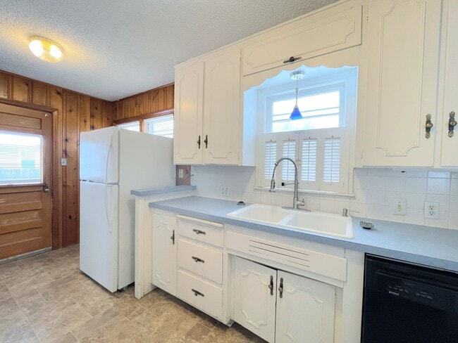 Building Photo - Spacious 2 bedroom home