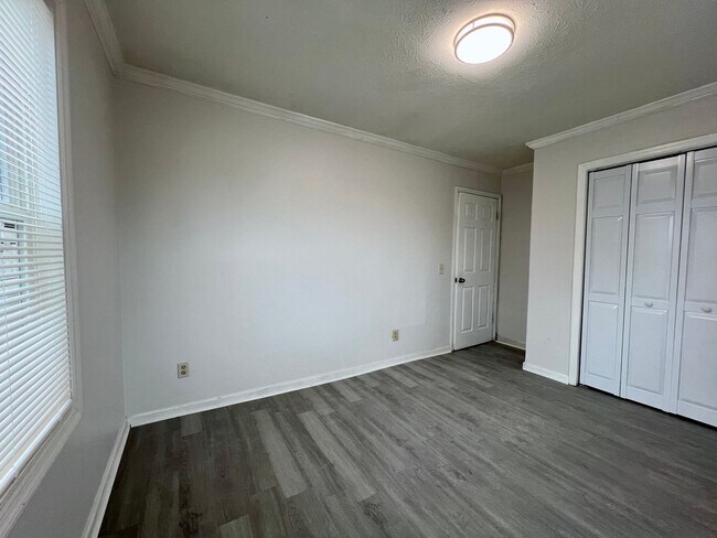 Building Photo - ***MOVE IN SPECIAL - $300 OFF FIRST MONTHS...