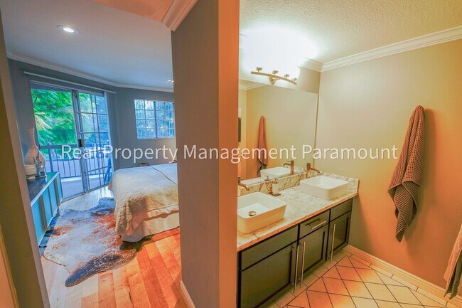 Building Photo - Don't miss out! 2 Bed 2 bath ready to go!