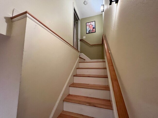 Building Photo - Spacious home with large yard & Detached G...