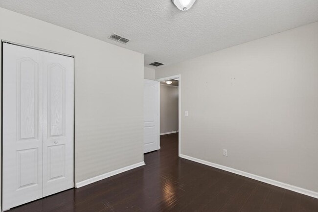 Building Photo - 7163 Bedfordshire Ln