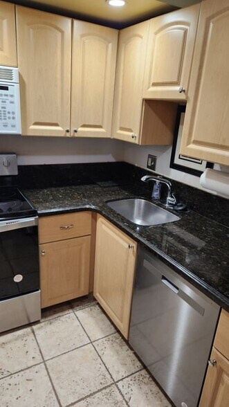 Building Photo - 4156 Inverrary Dr