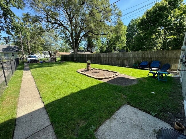 Building Photo - D035 - E Chesterfield 143