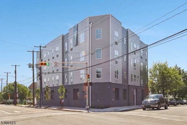 Building Photo - 369 18th Ave