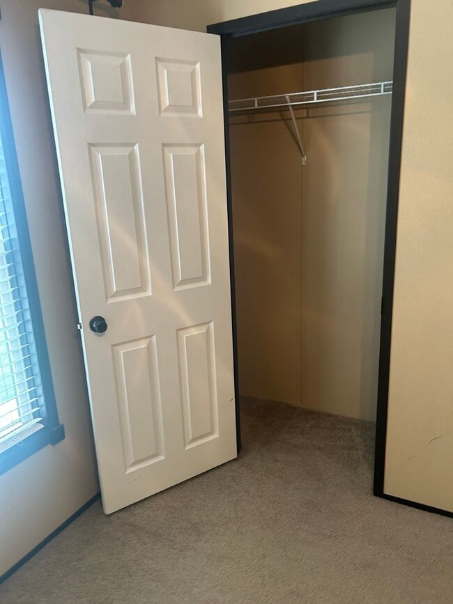 Building Photo - Nice 4 bedroom, 2 bath home with beautiful...
