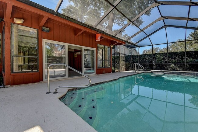 Building Photo - Luxurious 4 bedroom, 3 bath pool home.