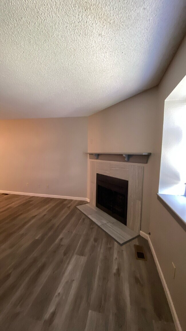 Building Photo - 2 bedroom townhome - Soaring Eagle