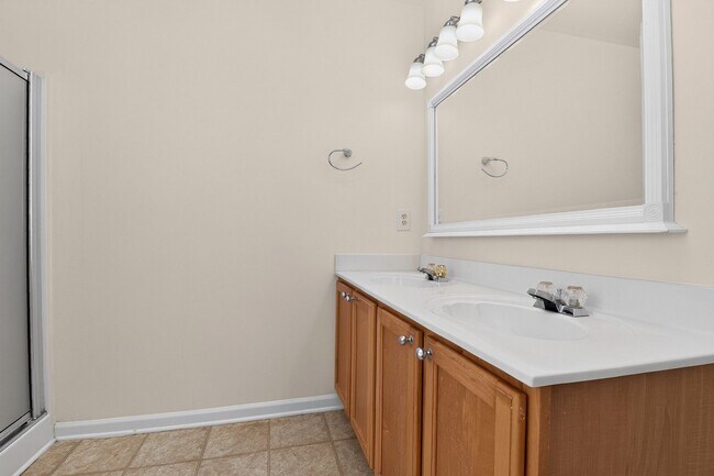 Building Photo - Beautiful Four Bedroom in Crismark Community!