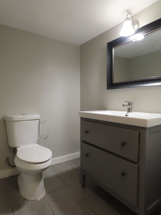 Building Photo - Utilities Included! 1 Bedroom Apartment, D...