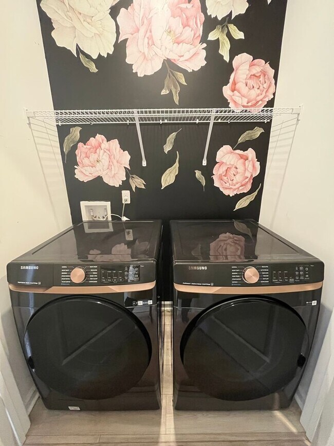 Building Photo - Tri-level Townhome in Foxbank Plantation